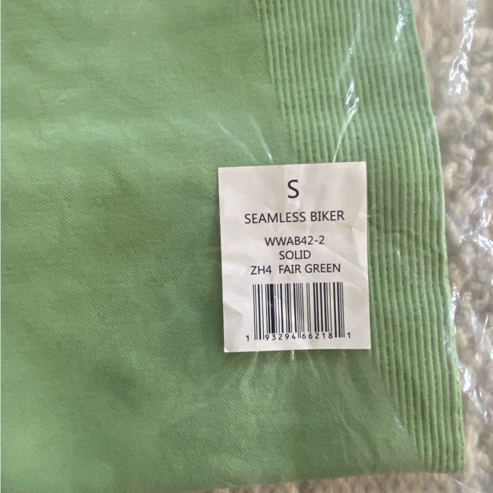 WeWoreWhat Revolve Solid Seamless Biker Shorts Fa… - image 5